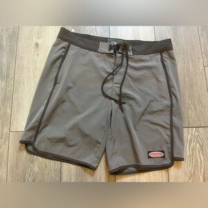 Men’s Vineyard Vines Performance Swim Trunks Size 32 with zip up pockets